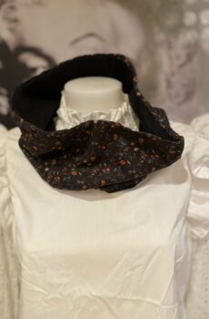 Tour de cou noir fleuri